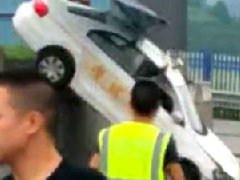 油門當剎車，駕考女學員飛越考場！