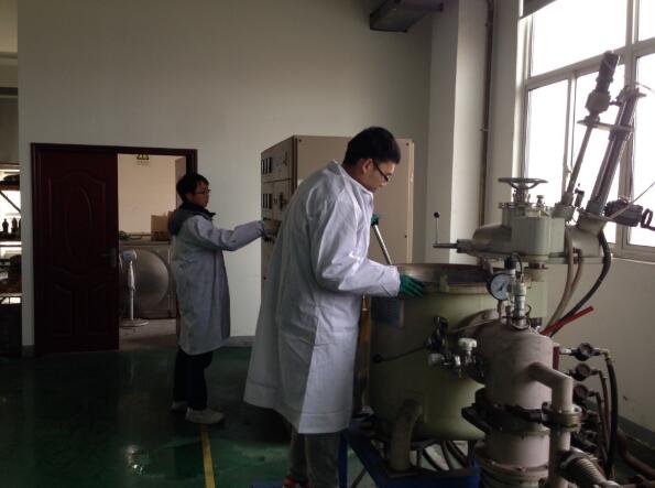 2018年7月，武漢南瑞技術(shù)人員夏兆輝正在操作真空熔煉爐，進行納米碳合金材料的熔煉